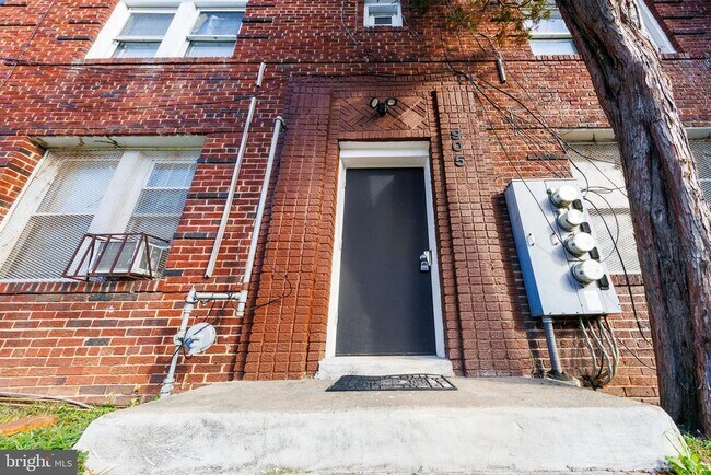 Building Photo - 905 19th St NE