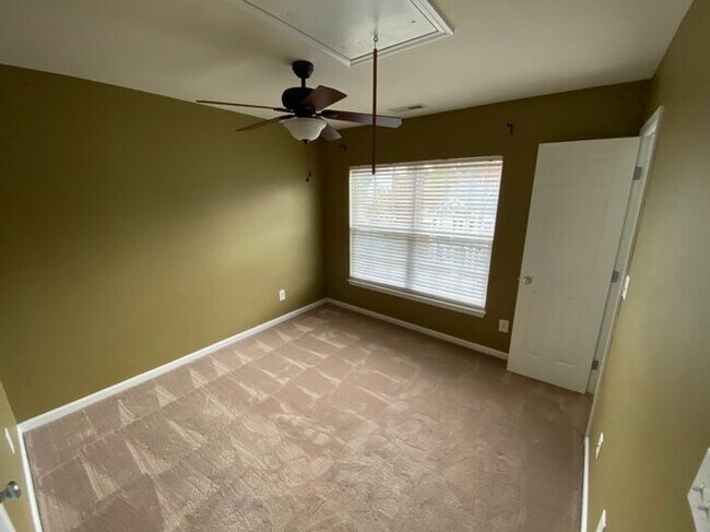 Building Photo - Lovely townhouse in fantastic Durham locat...