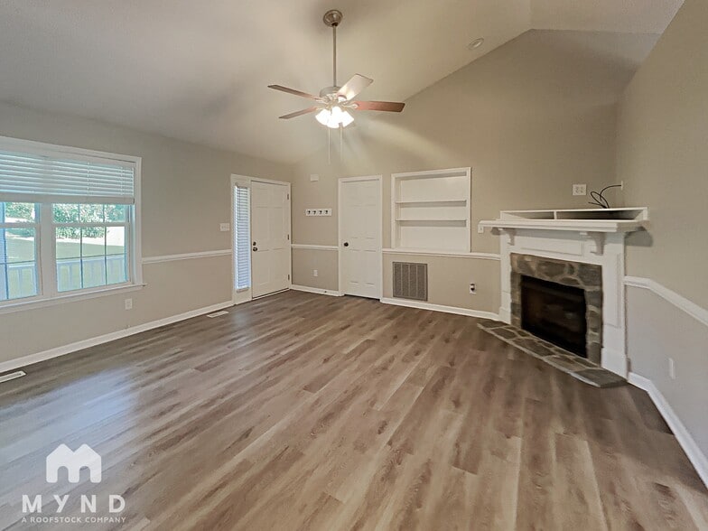 Building Photo - 165 S Ridge Dr