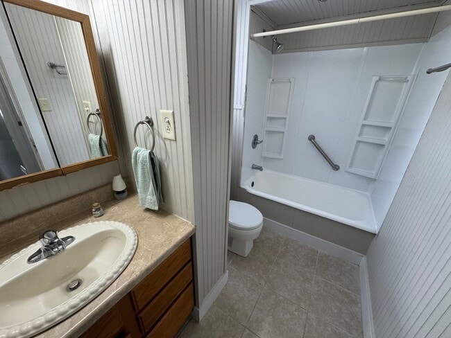 Building Photo - Charming 2 Bed, 1.5 Bath House with Ample ...