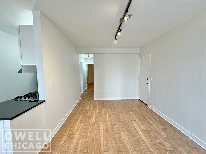 Building Photo - 515 W Belmont Ave