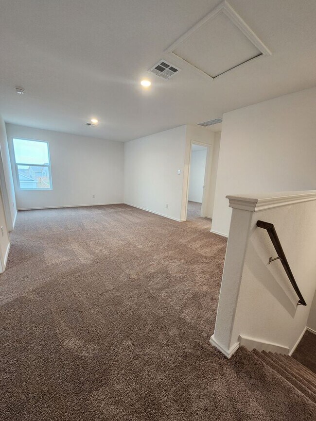 Building Photo - 4-bed, 2-bath gem in Hidden Trails- Bulverde TX- 4/2/2-6013 Companion Loop