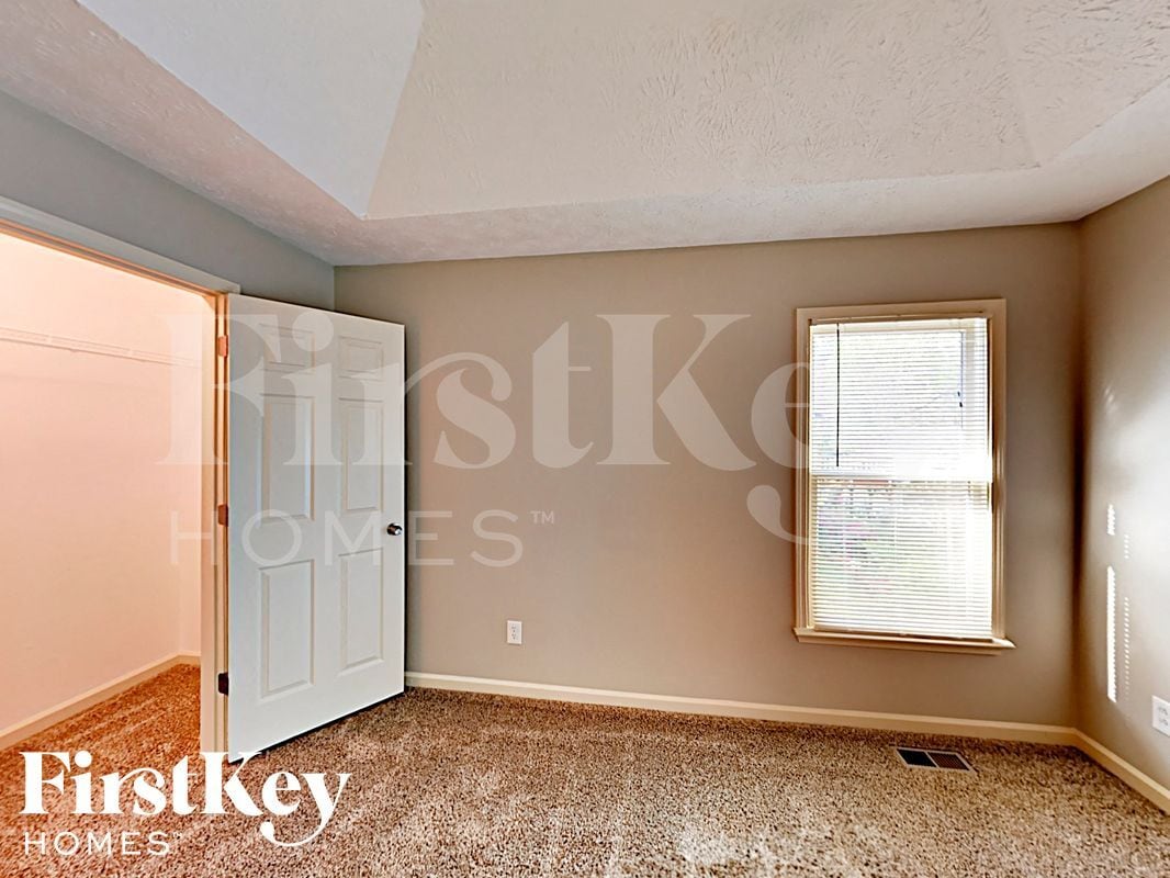 Building Photo - 452 Maplewood Ln