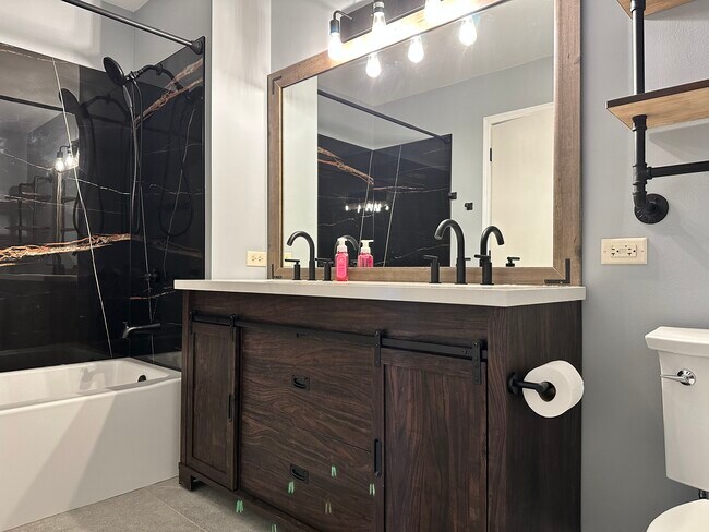 Building Photo - 637 Arbor Cir