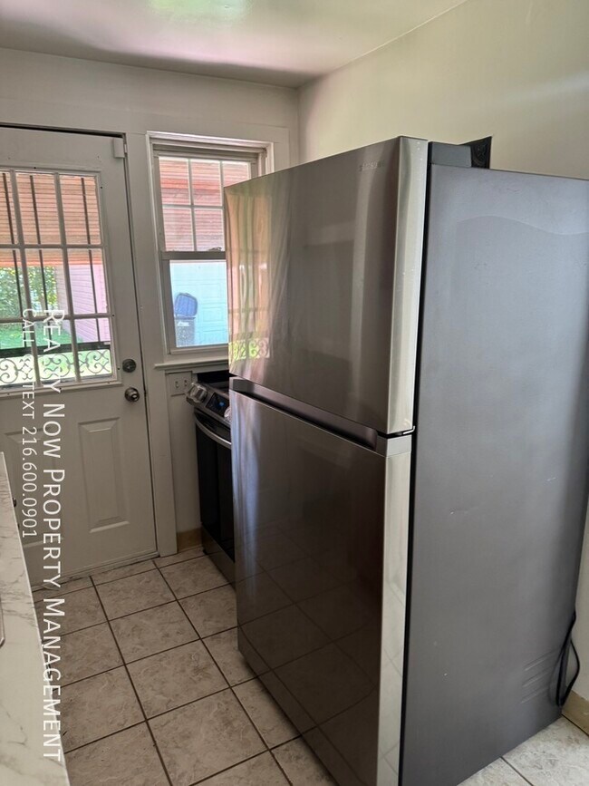 Building Photo - 3373 Colwyn Rd