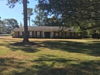 Building Photo - 202 Adams Dr
