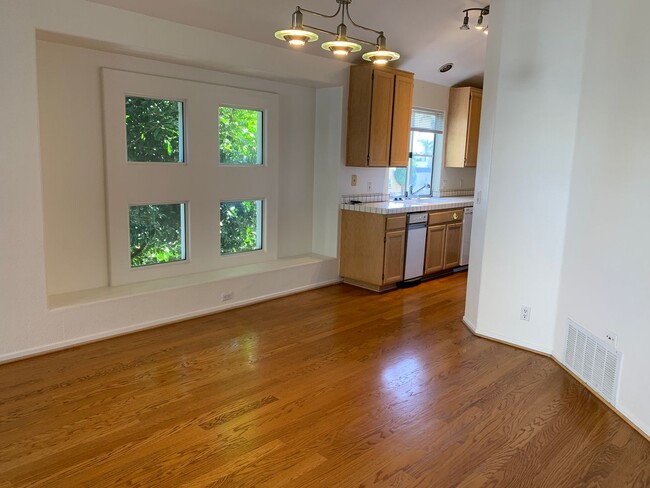 Building Photo - Fabulous in Coronado!