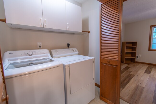 In Unit Laundry - 4747 Knollwood Dr NW