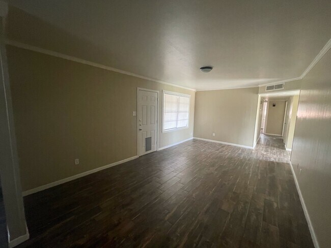 Building Photo - 3607 Loma Dr