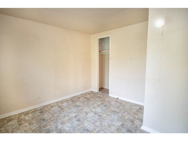 Building Photo - Cozy Renovated 2 BR Near Downtown