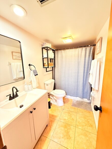 Building Photo - 387 Knox McRae Dr