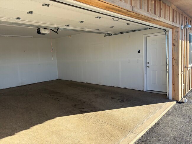 Building Photo - 682 Elm Ave