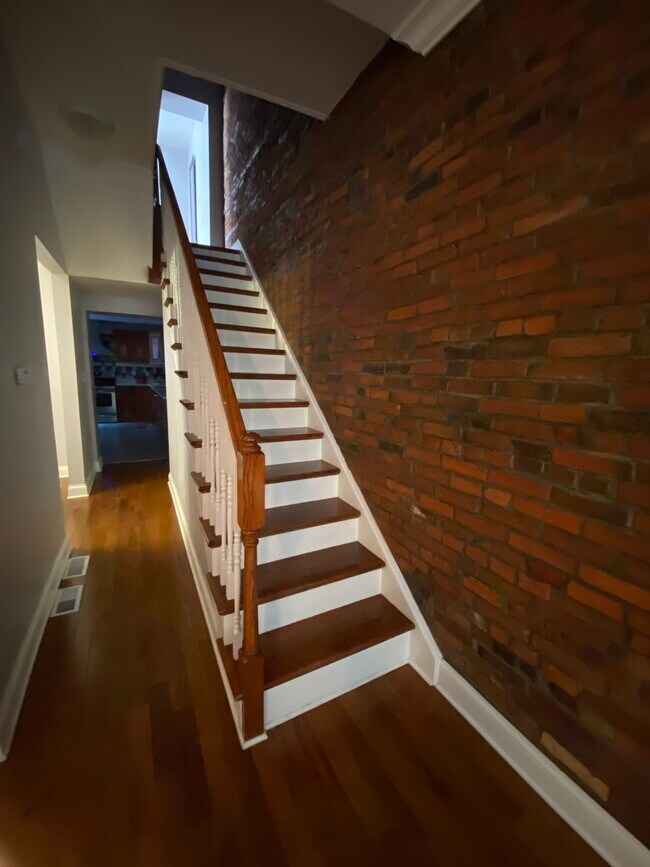 Building Photo - 907 E Carson St