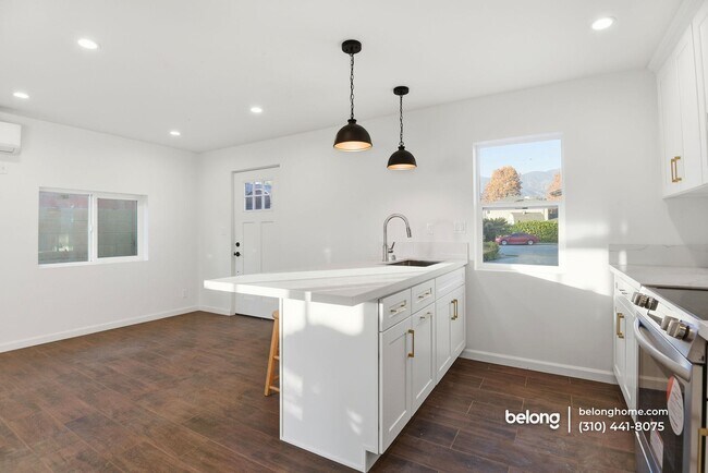 Building Photo - 648 Anita St