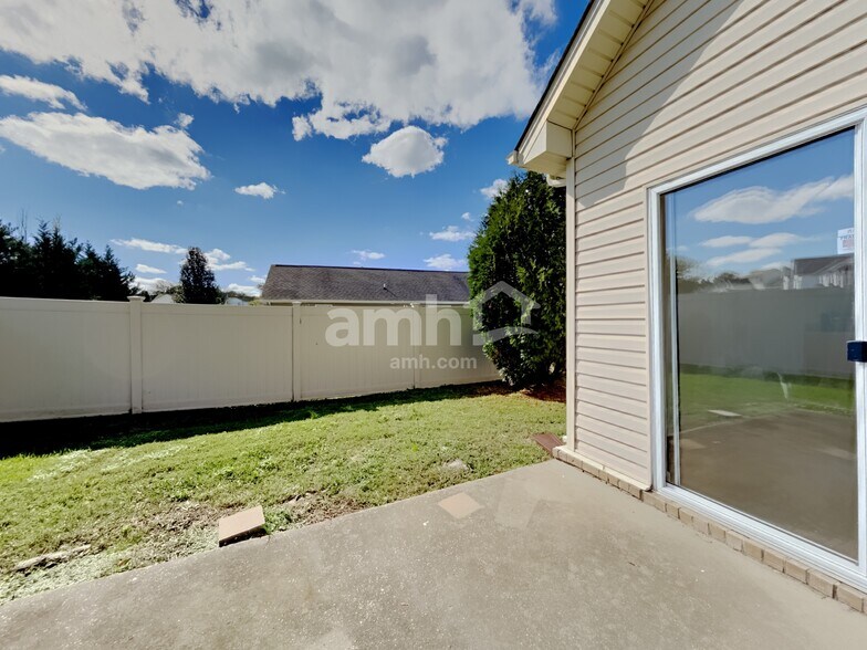 Building Photo - 432 Creekside Ln