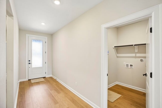 Building Photo - 3085 Sorrento Hl Dr