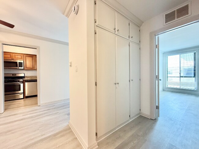 Building Photo - 821 3rd St
