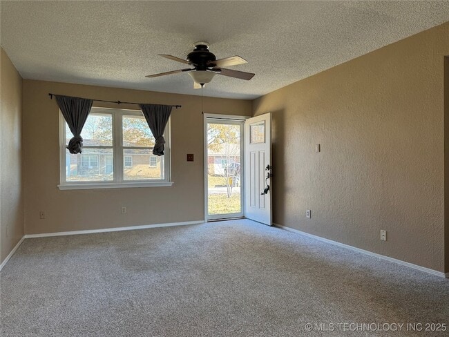 Building Photo - 13786 S Hickory St