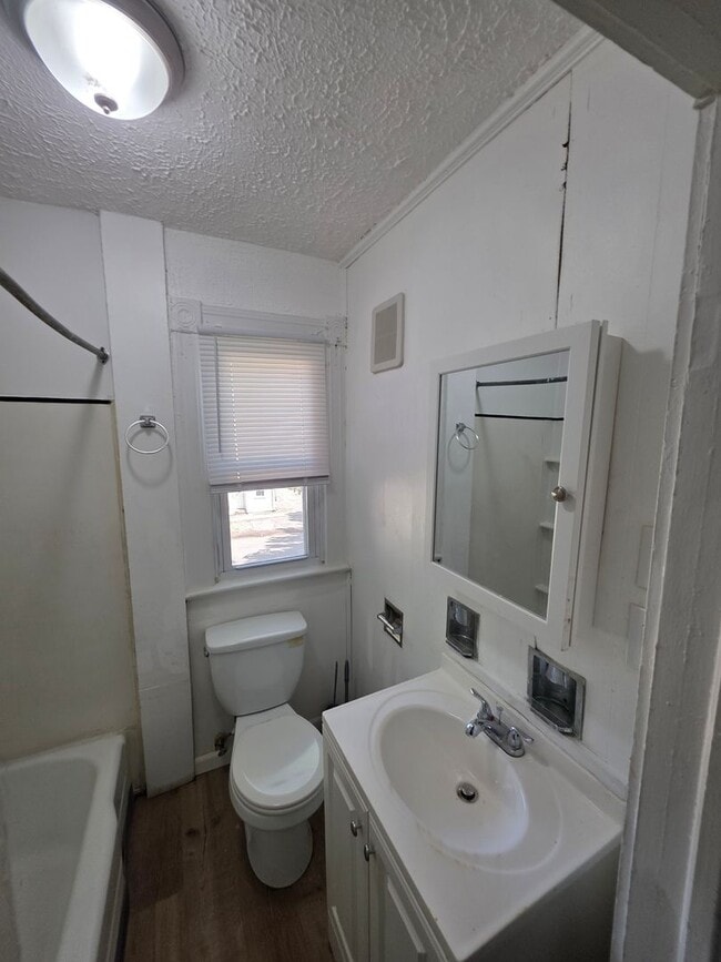 Building Photo - 211 Parsells Ave