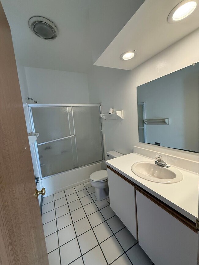 Building Photo - OSU North Campus 5 bedroom 2 bath apartment