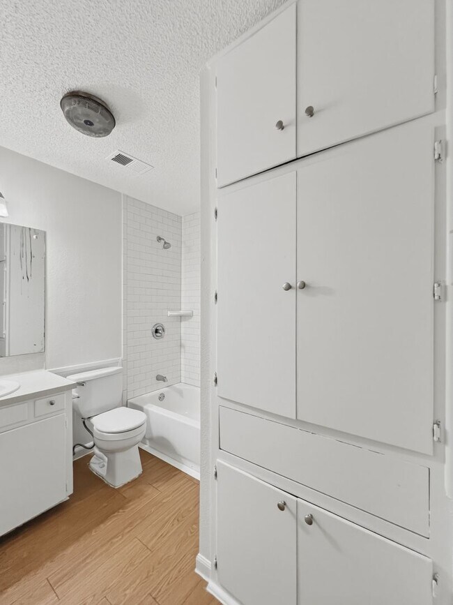 Building Photo - 3402 S Oak Dr