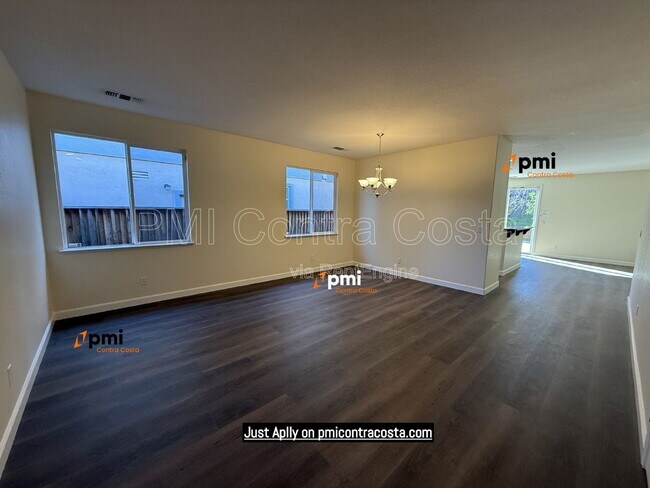 Building Photo - 2486 El Fresco Dr