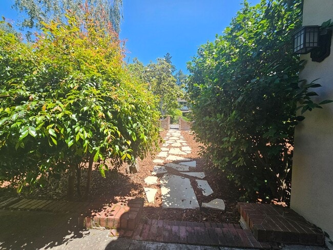 Building Photo - 4-Bedroom Single Family Home in Palo Alto-  lease take over