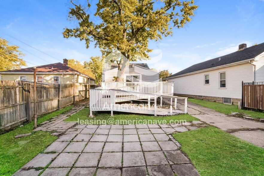 Building Photo - 908 E Maywood Ave