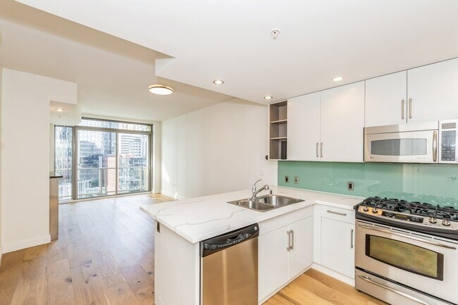 Building Photo - 900 Lenora St