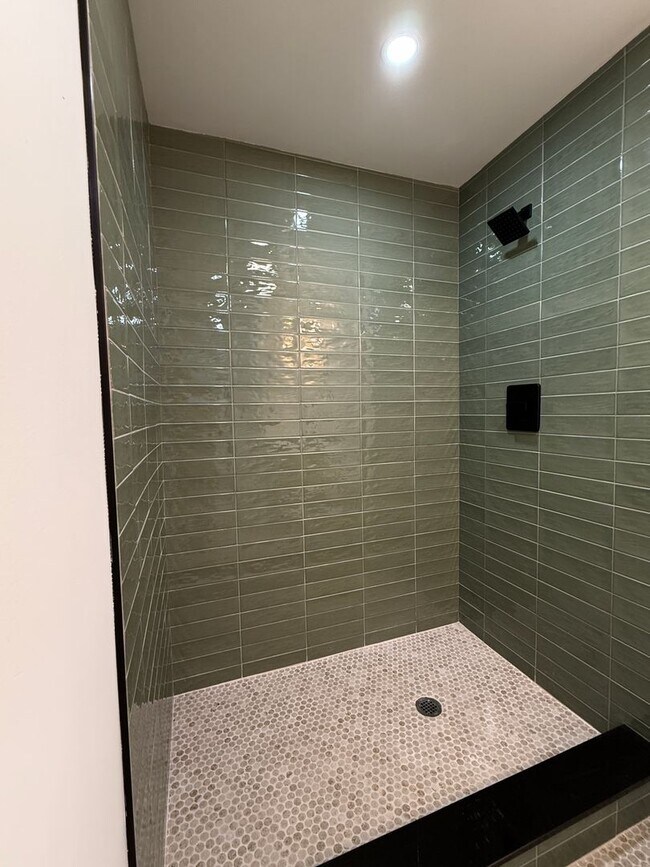 Building Photo - Bright, Modern & Fully Renovated 1-Bedroom...