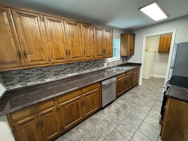 Building Photo - Remodeled ranch at end of street