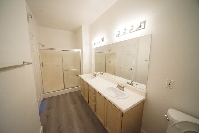 Building Photo - SHOWINGS AVAILABLE NOW