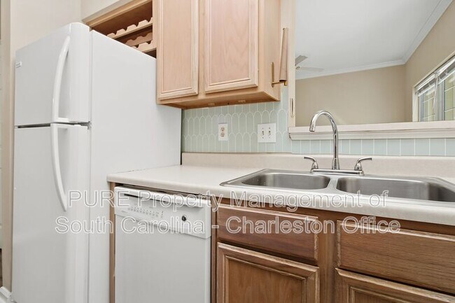 Building Photo - 700 Daniel Ellis Dr
