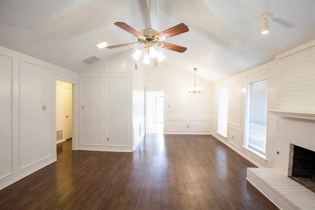 Building Photo - 2025 Lorient Dr