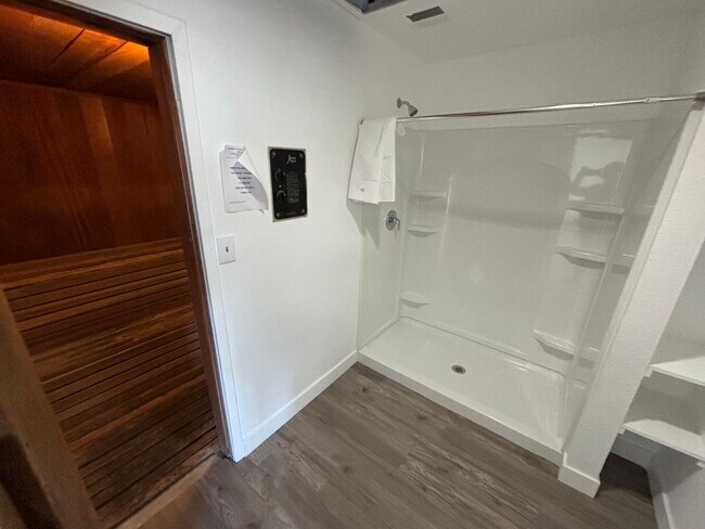 Building Photo - Stunning 2-Bed, 2-Bath High-Rise Residence...