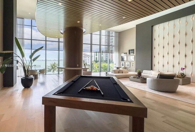 Building Photo - 460 NE 28th St