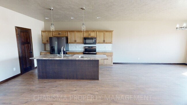 Building Photo - WALK IN AND AMENITY FILLED THREE BEDROOM TOWNHOME!