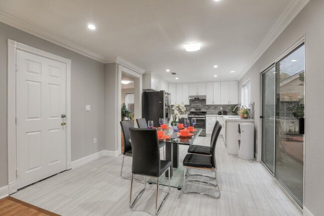 Building Photo - Beautiful Bright and Airy 4-Bedroom House ...