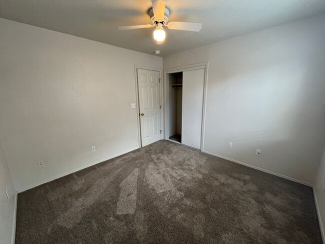 Building Photo - Wonderful Porterville Home Available Now!