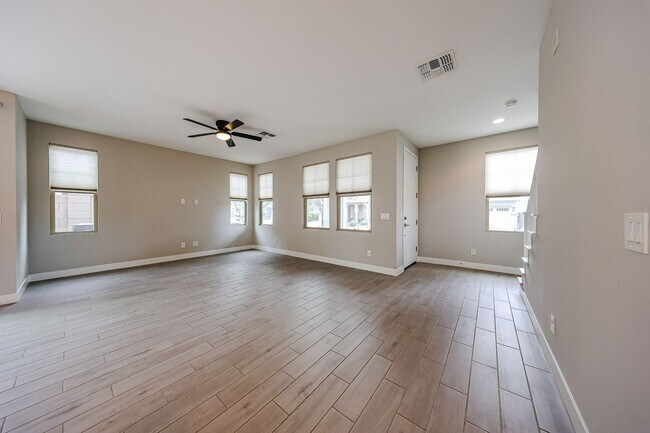 Building Photo - Move In Ready!stunning 3 bedroom, 2.5 bathroom home located in Phoenix!