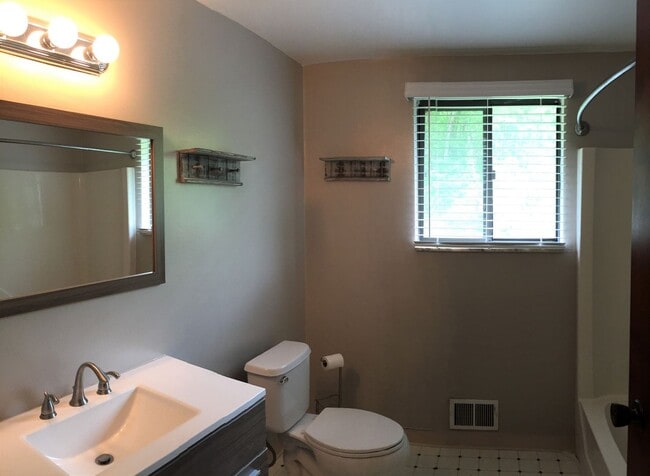 Building Photo - 2 Bedroom Townhouse in Shaler