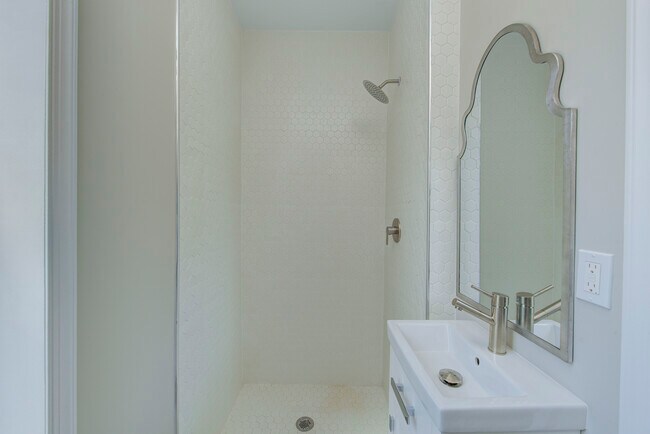 Building Photo - 701 Lincoln St