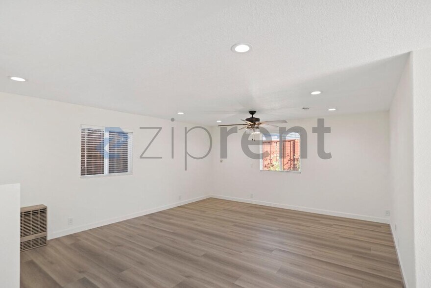Building Photo - Unit