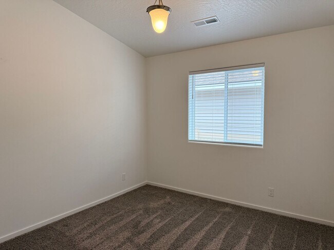 Building Photo - Beautiful Home in Montrose Community!