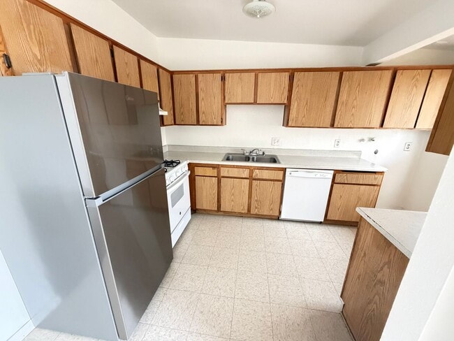 Building Photo - Cozy two bedroom, available for move in now!