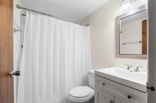 Building Photo - Move-In Ready 2 BR/ 2BA Condo on Southside...
