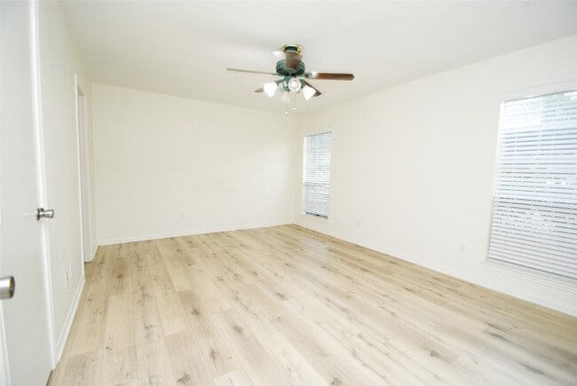 Building Photo - 1860 White Oak Dr