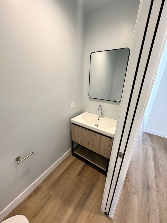 Building Photo - Front Unit, 2bd/1.5 bath with Central A/C and Heat and washer/dryer hookups