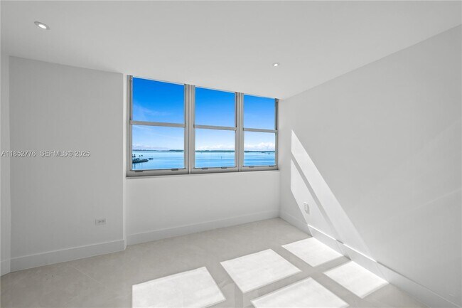 Building Photo - 999 Brickell Bay Dr