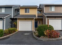 Building Photo - Spacious 2 Bedroom, 2.5 Bathroom Townhome ...